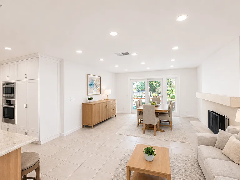 1118 Marina Cir — Photo 2