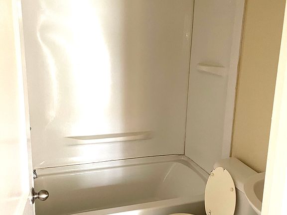 3rd image of 211 Edgemont Dr