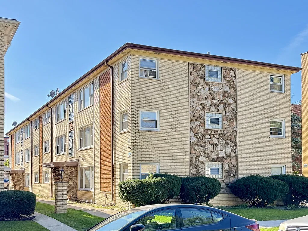 Amazing 3 Bed, 1.5 Bath at Gale + Lester (Jefferson Park) — Photo 1