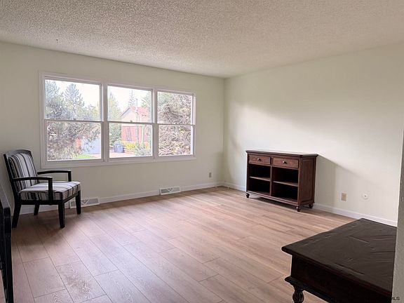 3rd image of 1601 Columbine Ct