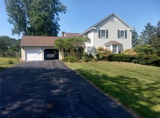 2 Hadley Dr, Fairport, NY 14450