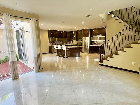 4th image of 1094 Redwood St #Townhouse