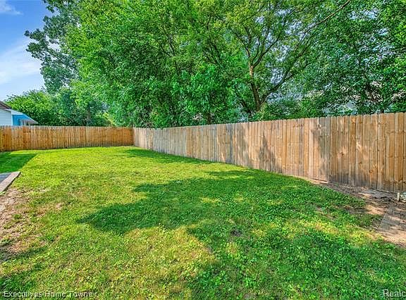 5th image of 3296 Lake Dr