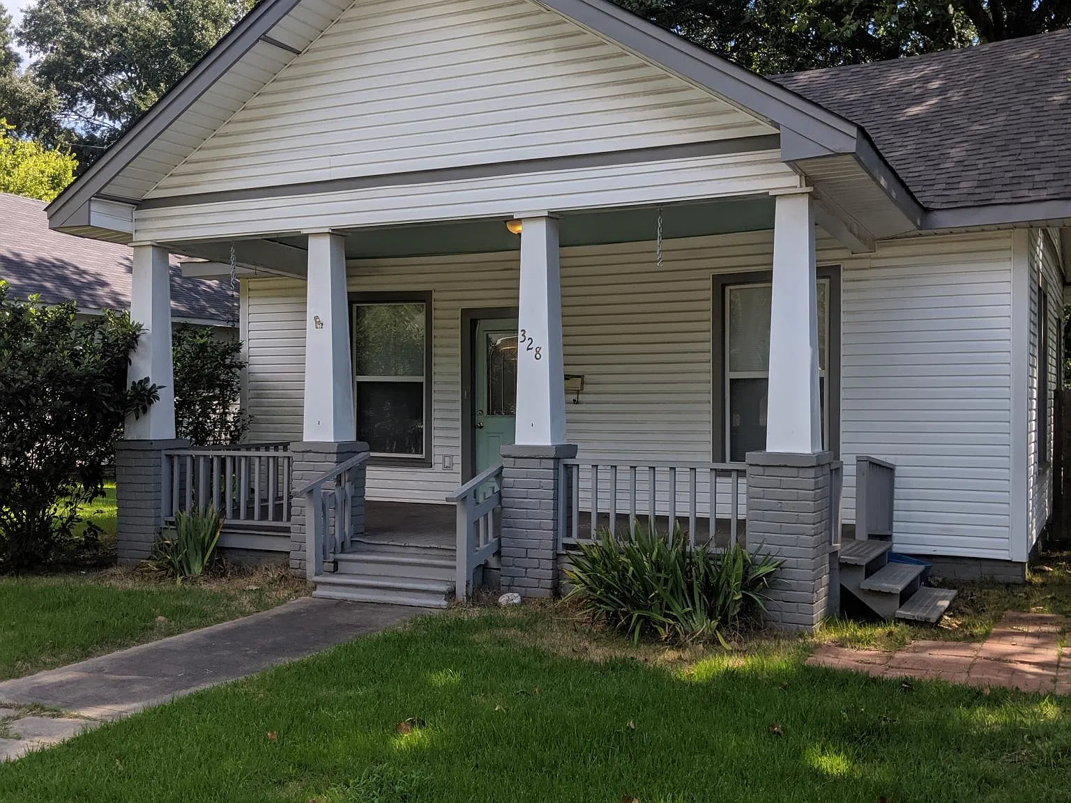 3 bed, 1.5 bath, 1168 sqft, $1,400 — Photo 1