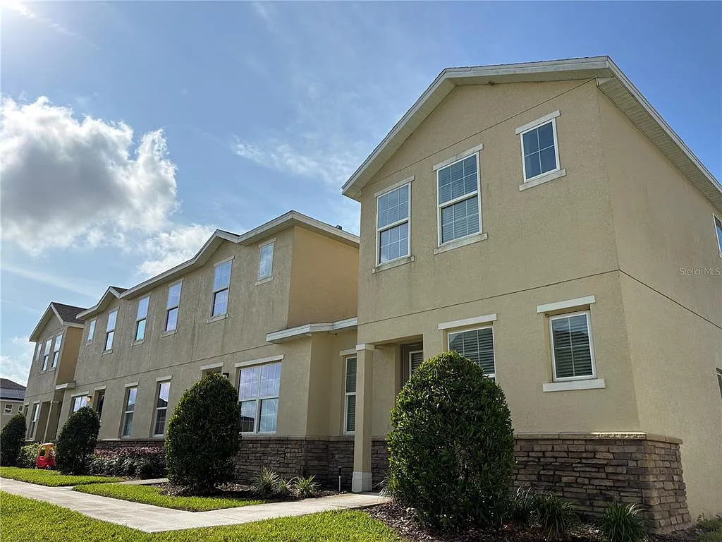 3 bed, 2.5 bath, 1612 sqft, $1,890 — Photo 1