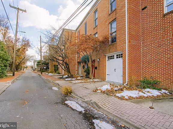 4th image of 606 Showers St