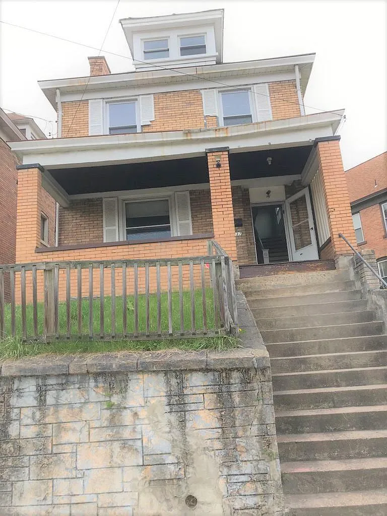 Photo 1 of 17 - 537 Marwood Ave - Mc Kees Rocks, PA Primary Photo - 537 Marwood Ave