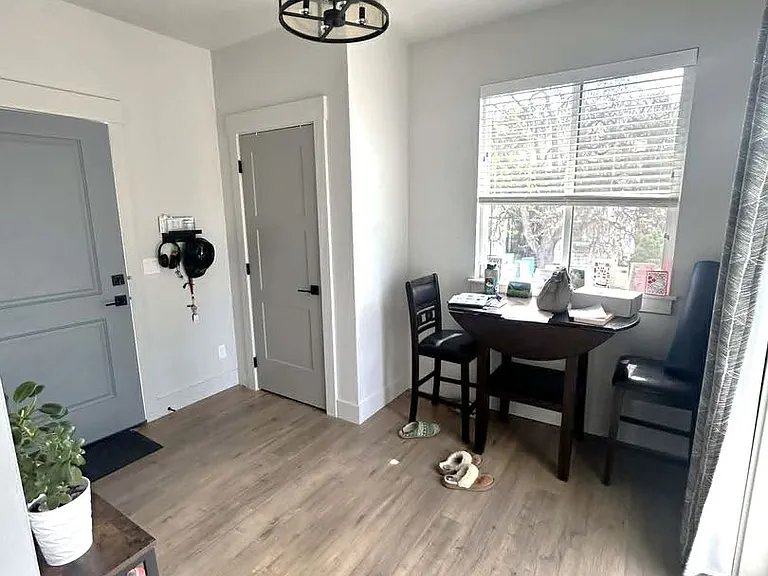 1713 W Jefferson St — Photo 2