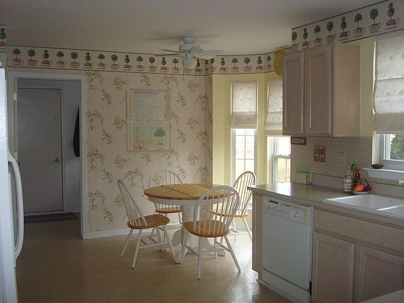 Eat-in Dining w/Bay Window