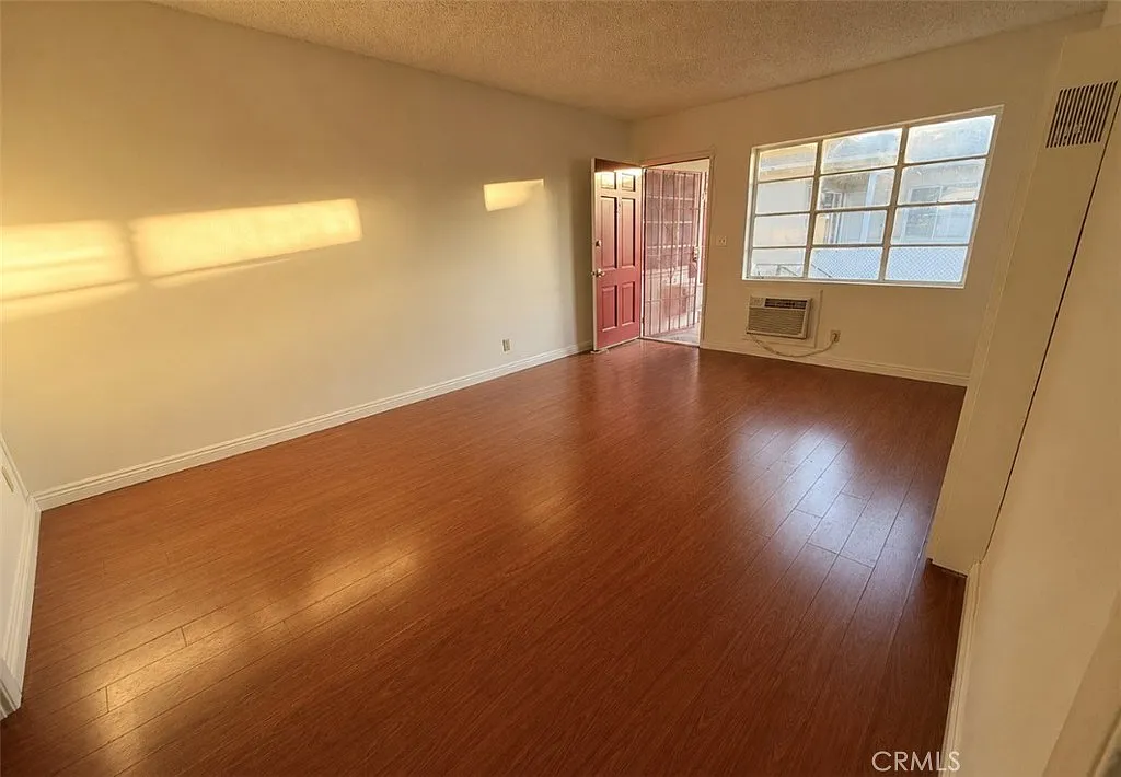 1 bed, 1000 sqft, $1,998 — Photo 2