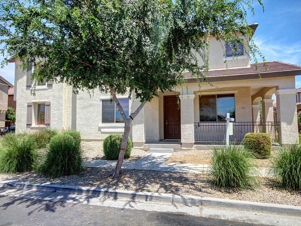 2nd image of 912 E Brooke Pl