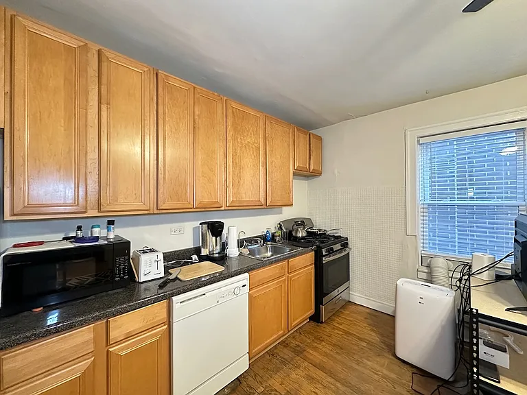 2129 N Dayton St #402 — Photo 3