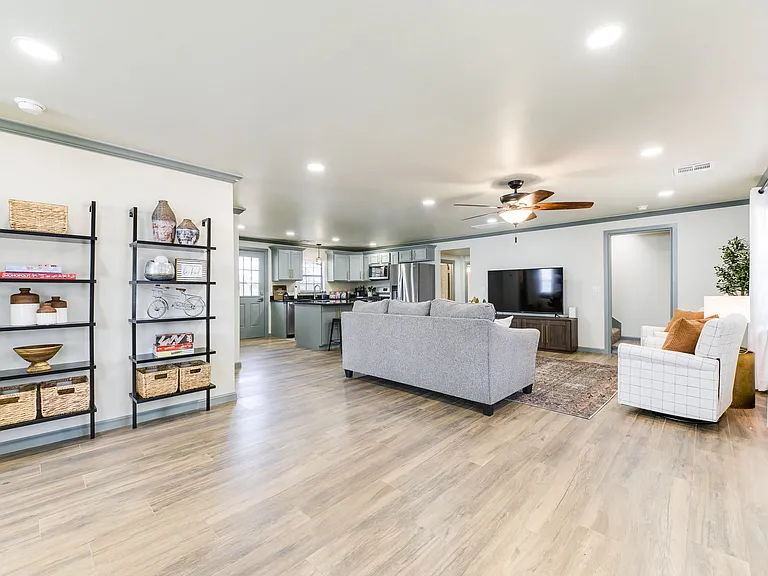 501 W Main St — Photo 3