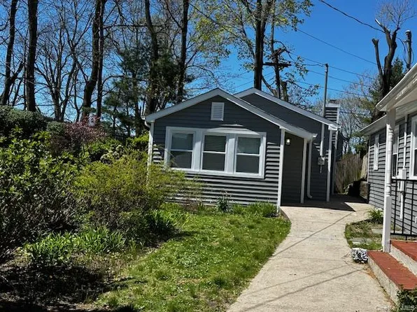 21 West Dr, Pt Washington, NY 11050