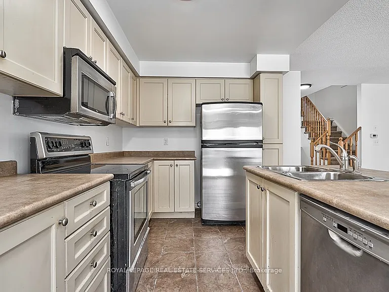 4227 Cole Cres — Photo 7
