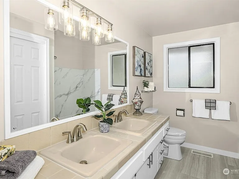 2516 Dayton Ave NE — Photo 10
