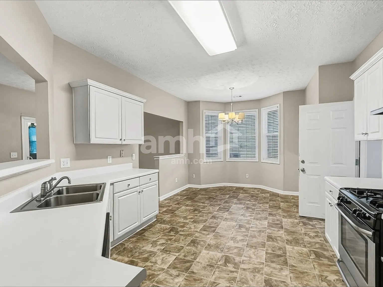 3 bed, 2.5 bath, 1996 sqft, $2,655 — Photo 4