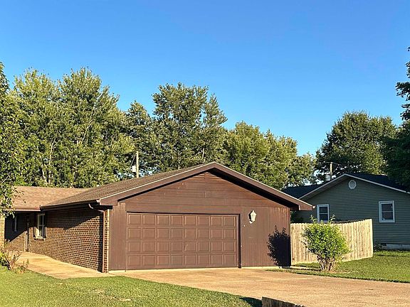 4th image of 320 Springwood Dr