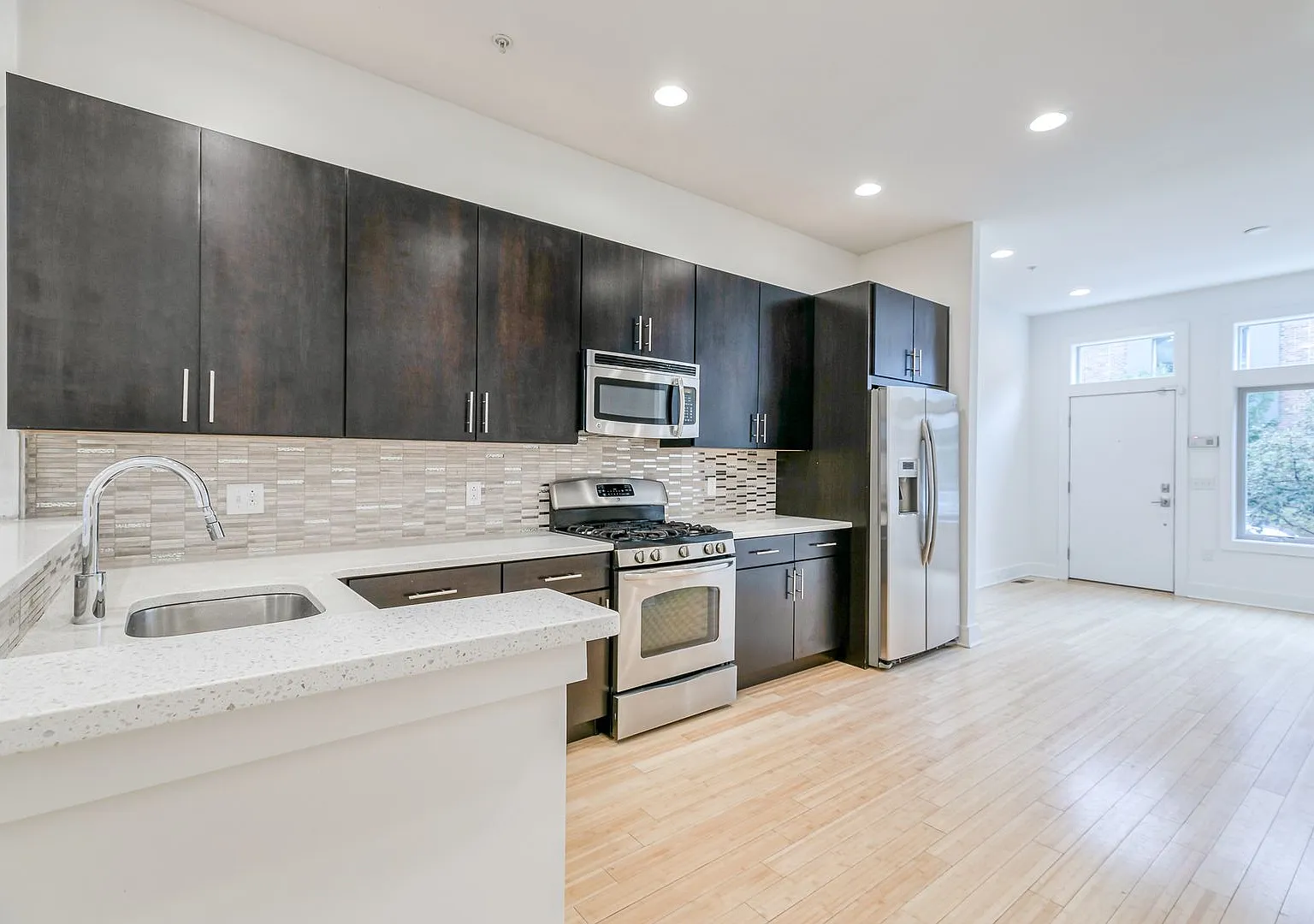 Northern Liberties Townhome with Parking — Photo 2