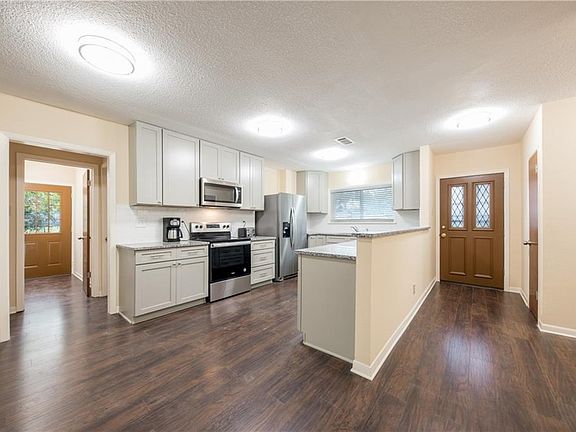 4th image of 109 Belaire Cir