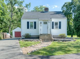 35 Mills Ln, Bloomfield, CT 06002