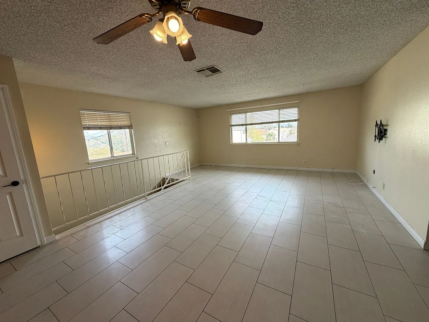 Beautiful home look, 4-plex, across from UNLV — Photo 4