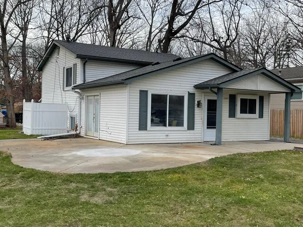 1701 Maxfield Rd, Hartland, MI 48353