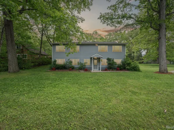 6544 Woodland Rd, Whitmore Lake, MI 48189