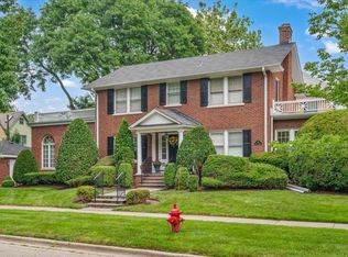220 Maple Ave, Wilmette, IL 60091
