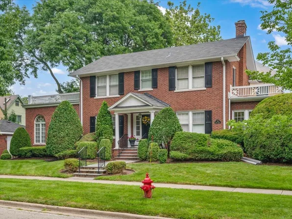 220 Maple Ave, Wilmette, IL 60091
