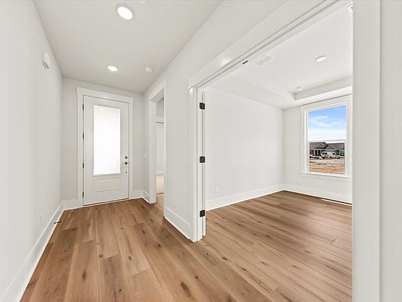 3rd image of 639 Coral Bells Ln