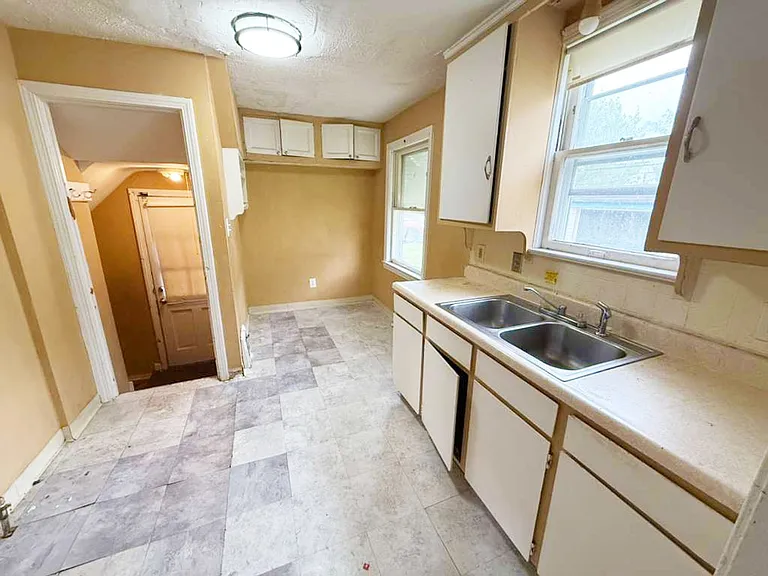5470 Hollywood Ave — Photo 9