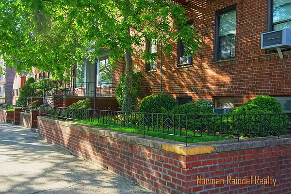 Rented by Norman Raindel, LREB | media 23