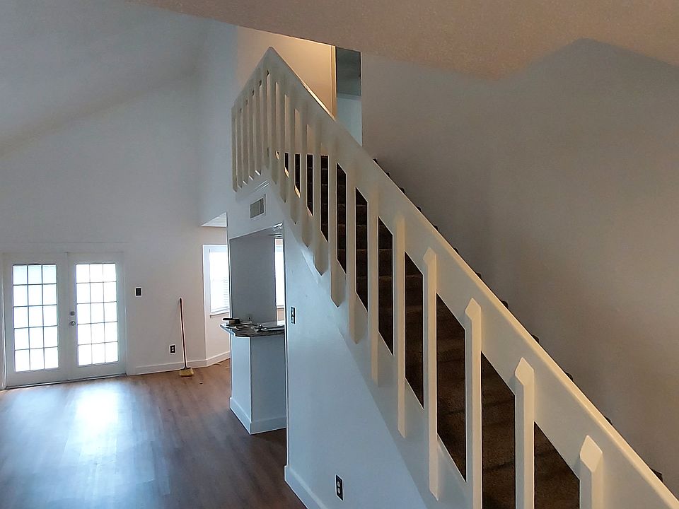 2nd image of 3330 Crestmeadow Dr