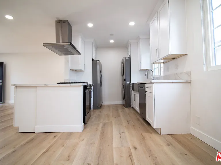 835 S Sherbourne Dr #9 — Photo 6