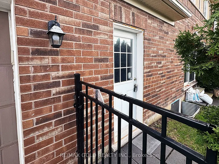 27 Dulverton Dr — Photo 3