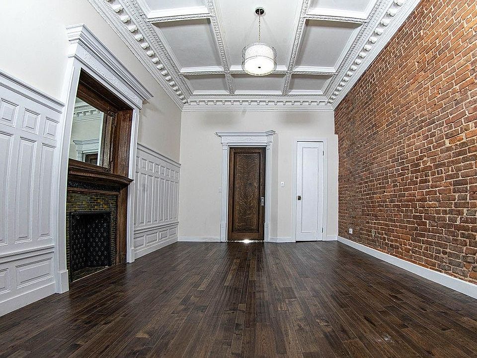 2nd image of 986 Park Pl #2