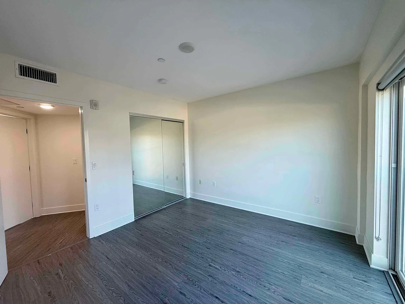 2022 West Sunset Boulevard — Photo 4