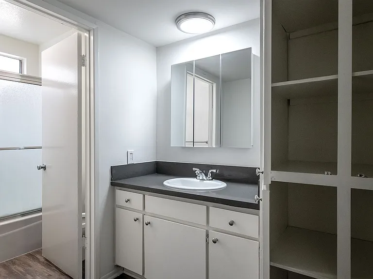 525 N Kenwood St — Photo 8