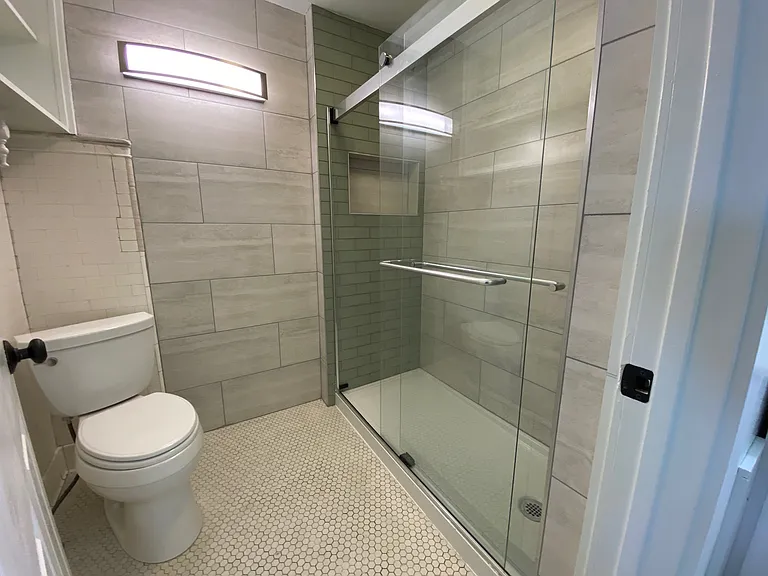 Tiled Bathroom & Walk in Shower