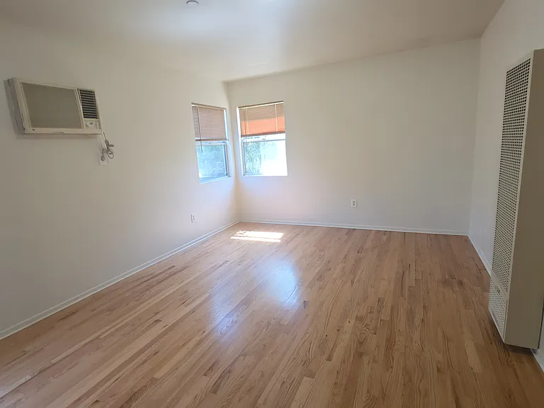 1844 1/2 So Chapel Ave — Photo 11