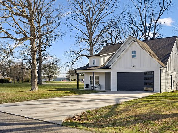 3rd image of 102 Oak Hill Dr