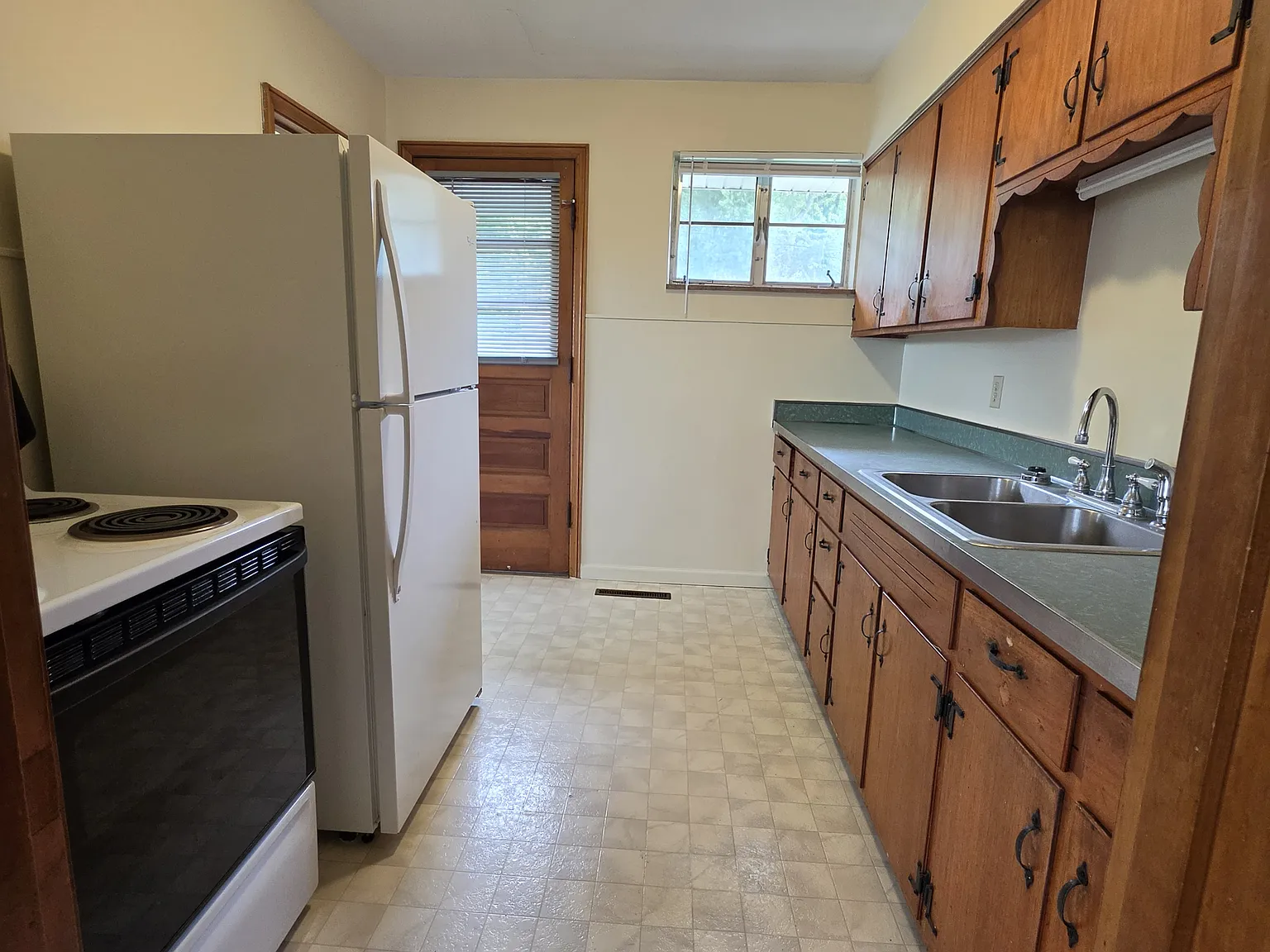 3 bed, 988 sqft, $1,300 — Photo 4