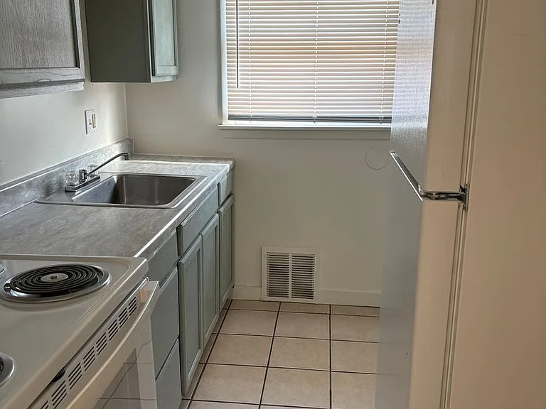 4407 E Linwood Blvd — Photo 5