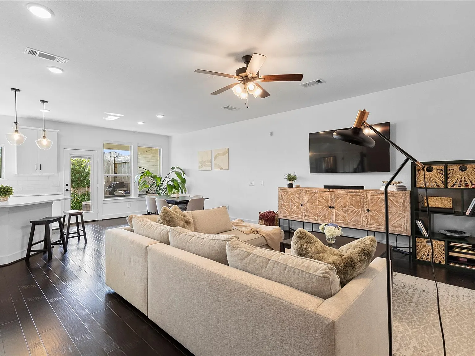3 bed, 2.5 bath, 1967 sqft, $2,650 — Photo 2