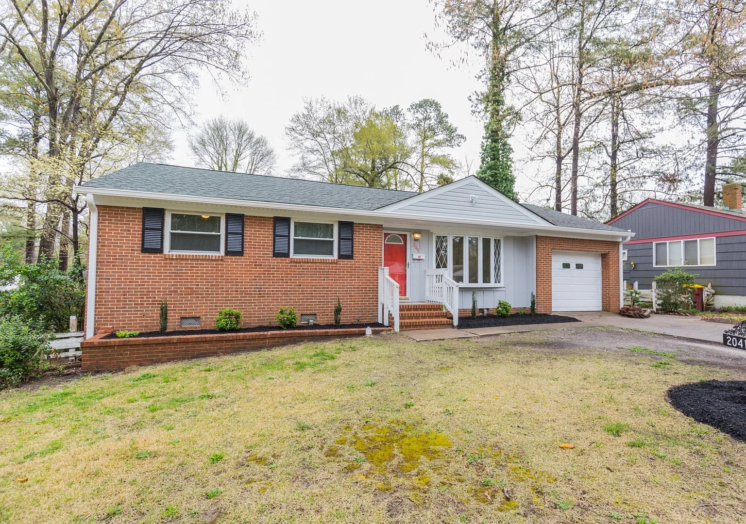 Beautifully renovated home in Petersburg — Photo 3