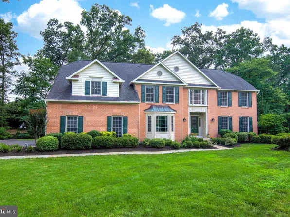 3270 Willow Glen Dr, Herndon, VA 20171