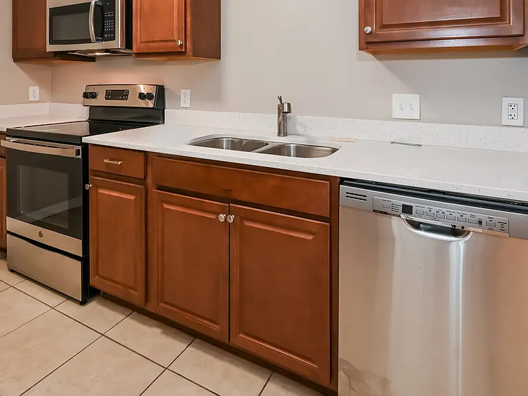 1834 Manitoba Ct N — Photo 7