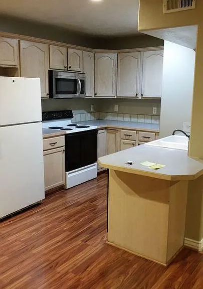 208 S 1050 W — Photo 2