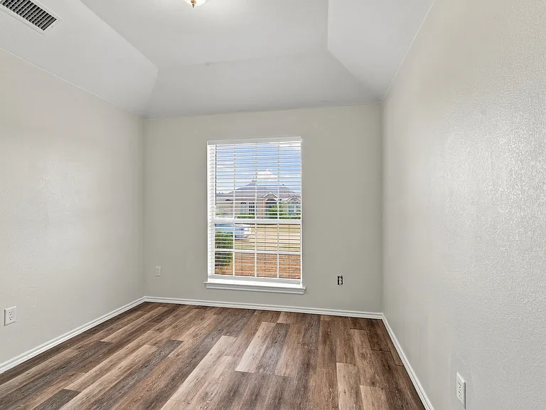 1033 Suffolk Ln — Photo 17
